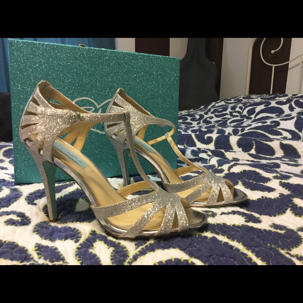 Betsy Johnson Blue Label T Strap Sandle - Picture 3 of 3